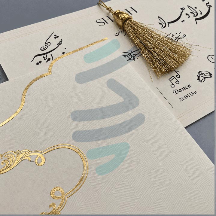 نمای نزدیک بافت پاکت کارت عروسی S561 با نقوش طلایی و منگوله تزئینی
