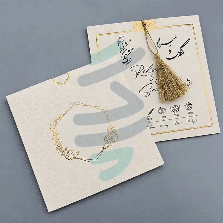 نمای کارت داخلی عروسی S624 کنار پاکت کرم با نقوش کلاسیک و حاشیه طلایی