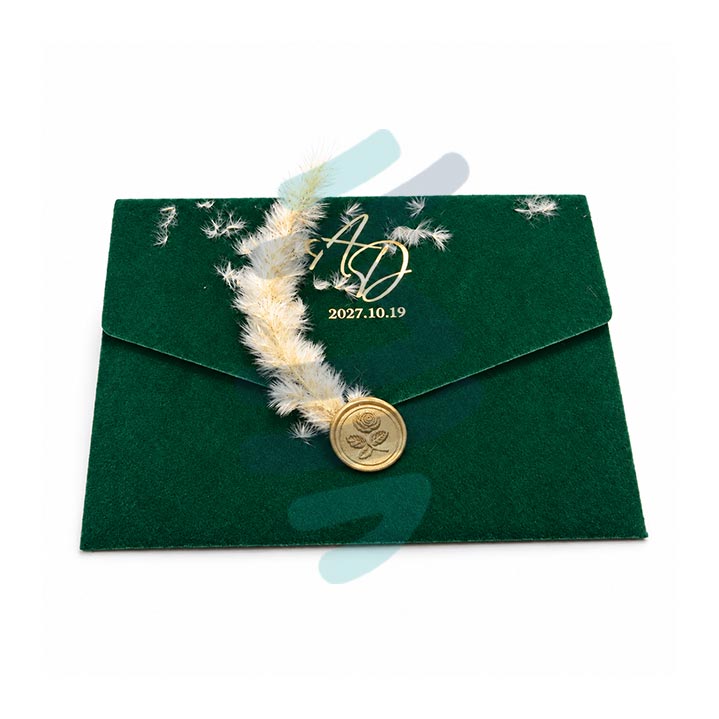 کارت عروسی مدل S637 با پاکت مخمل سبز تیره، پر سفید و مهر طلایی طرح گل رز
