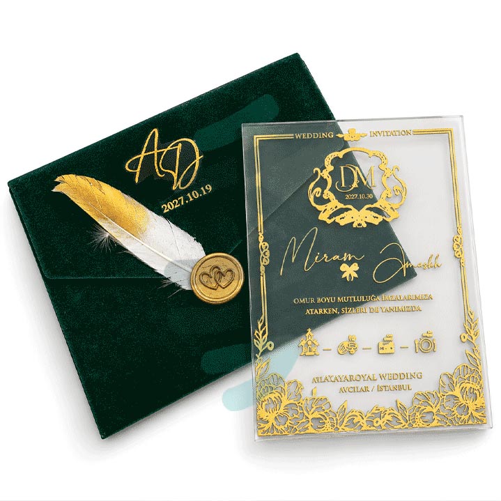 کارت عروسی مدل S687 با پاکت سبز مخملی، پر سفید و طلایی و کارت داخلی شفاف با نقوش طلایی