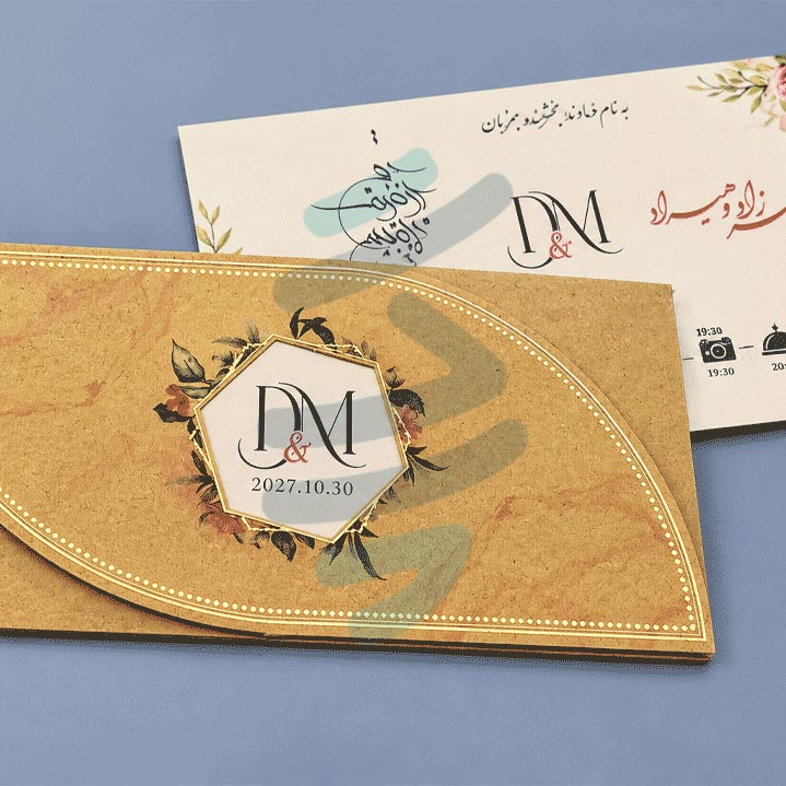 نمای نزدیک کارت عروسی S691 با قاب ششضلعی طلایی، نقوش گلدار و کارت داخلی کرم