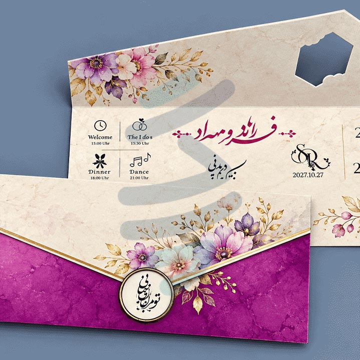نمای بازشده کارت عروسی S704 با درب گلدار، زمینه بنفش و متن دعوتنامه