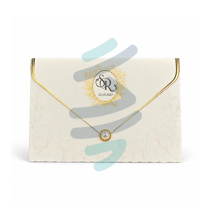 کارت عروسی مدل S748 با پاکت کرم طلایی، درب هفتی، قاب گل‌دار و مروارید مرکزی